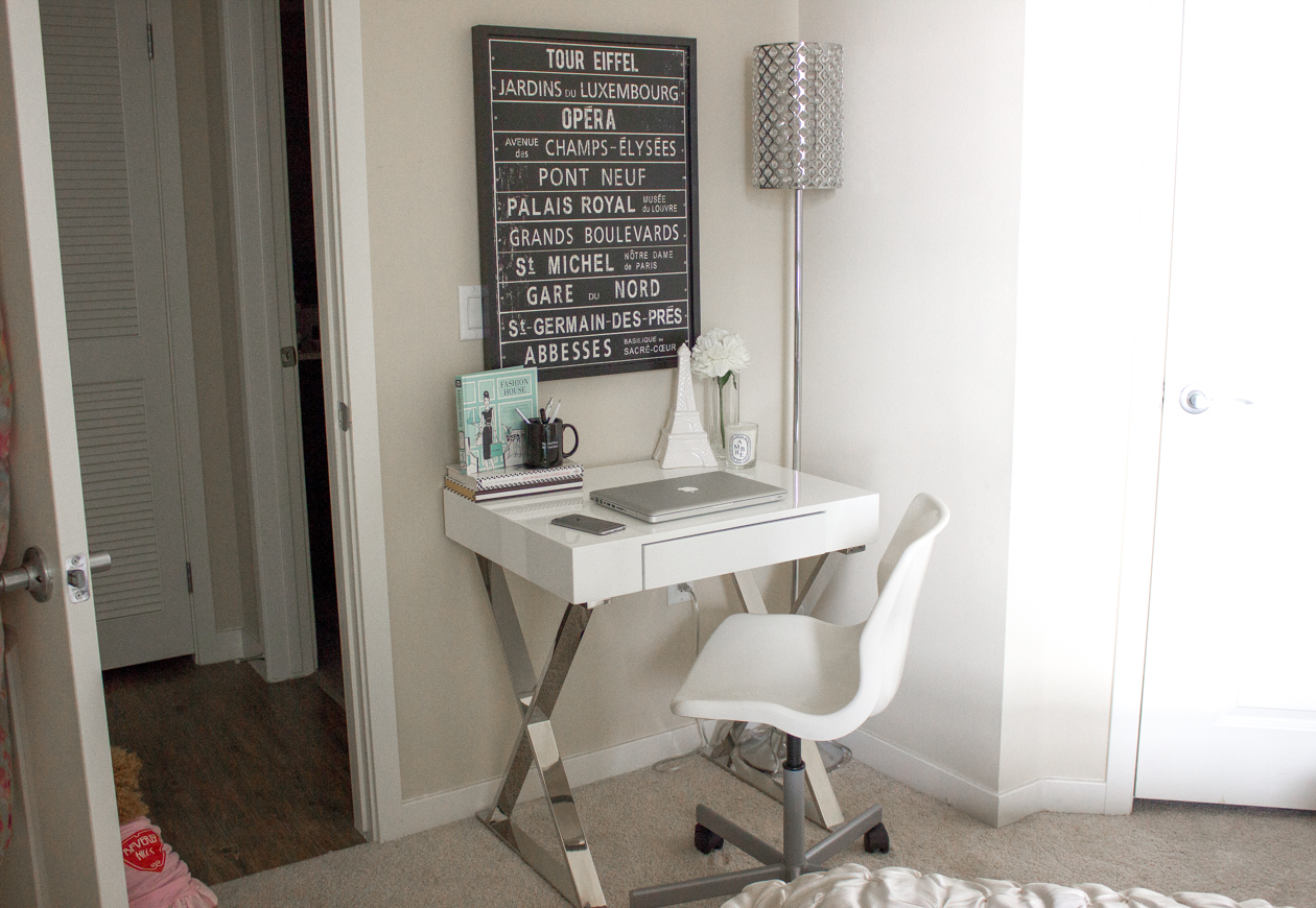 Black & White Decor | Small Desk Space | StyledByBlondie.com