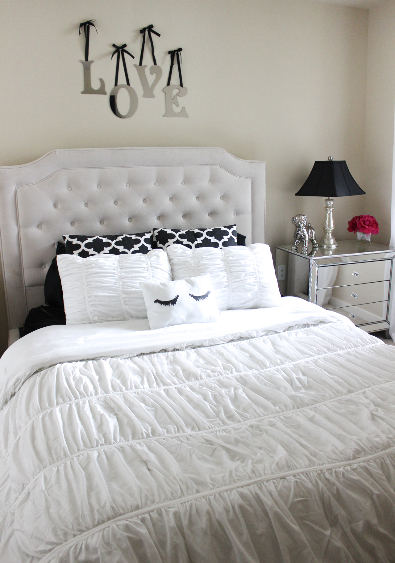 Black & White Bedroom Decor | StyledByBlondie.com