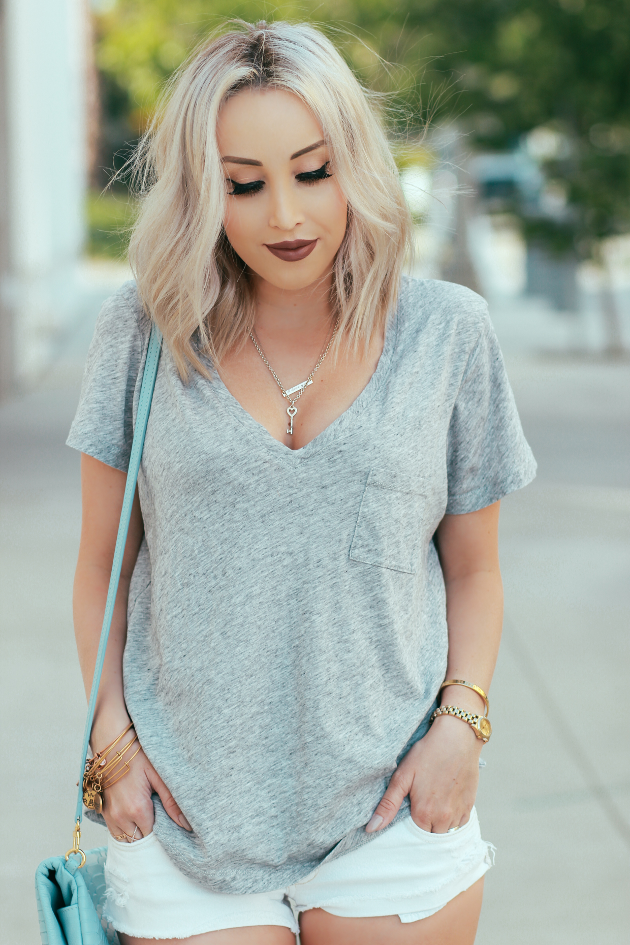 Blondie in the City | Perfect, Simple V-Neck Tee by @madewell - Crossbody Reversible Clutch by @giginewyork