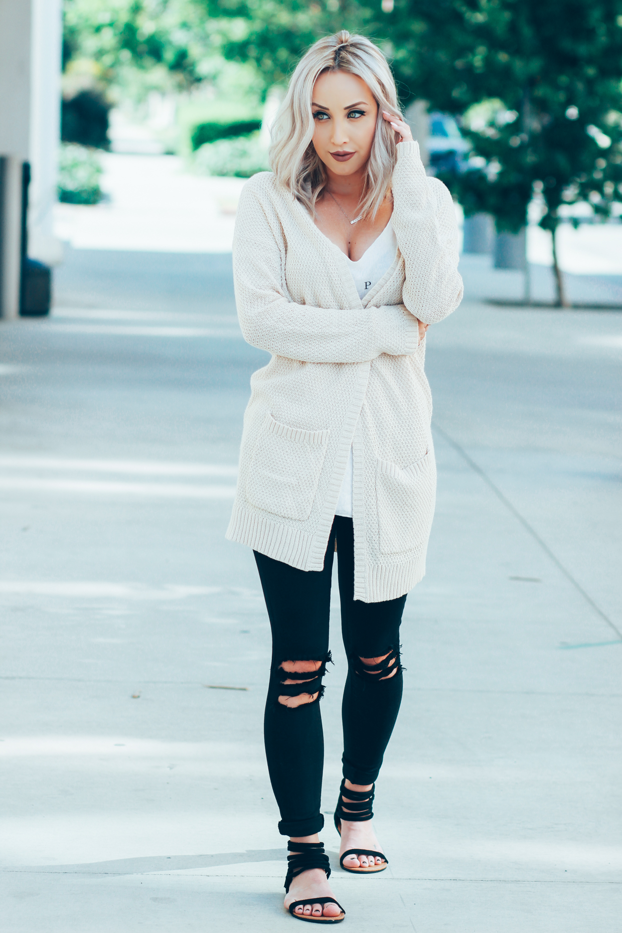 Blondie in the City | Casual #OOTD | Distressed Jeans | Ivory Cardigan @urbanoutfitters