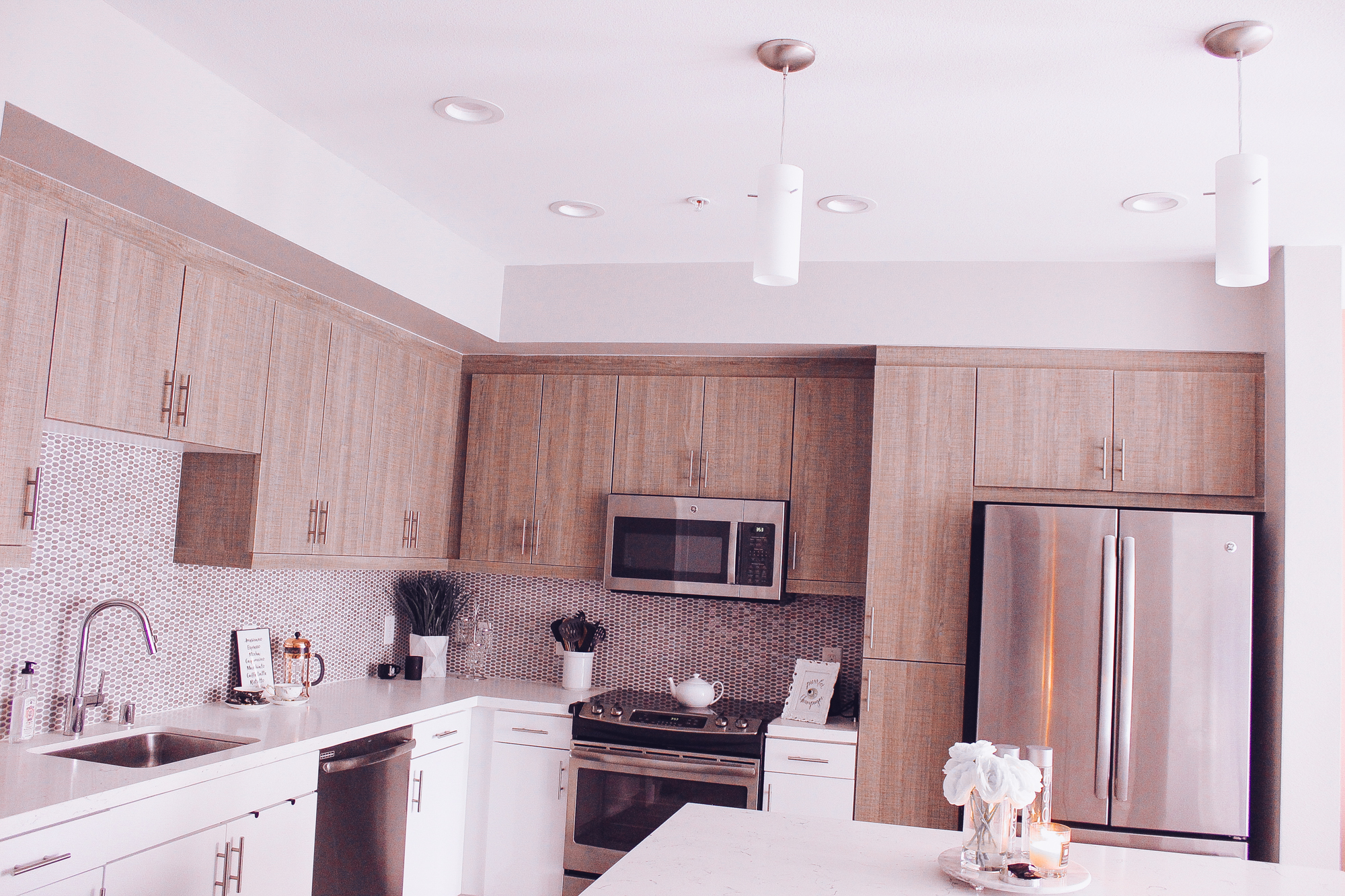 Blondie in the City | Minimal Home Decor | Kitchen Decor | White Marble Kitchen | Neutral Kitchen Decor | #Decor #Home