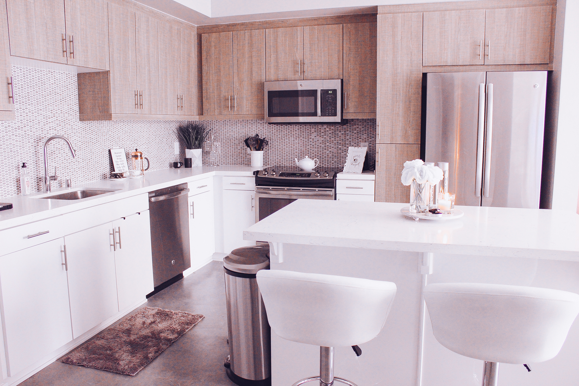 Blondie in the City | Minimal Home Decor | Kitchen Decor | White Marble Kitchen | Neutral Kitchen Decor | #Decor #Home