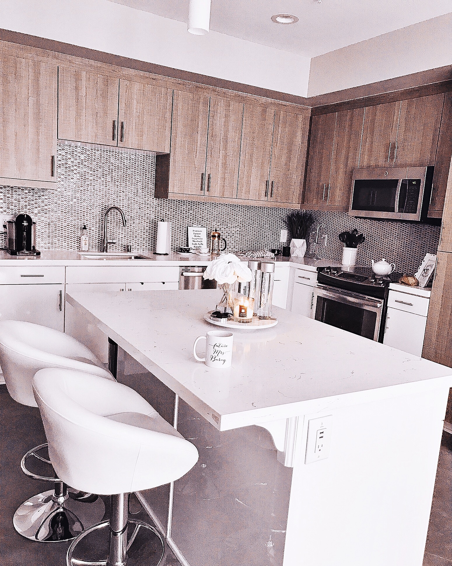 Blondie in the City | White & Beige Kitchen Decor | Marble Kitchen