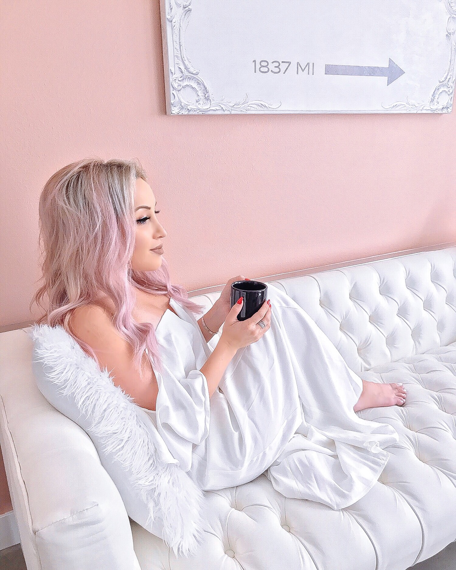 Blondie in the City | Pastel Pink Hair | @HayleyLarue Instagram