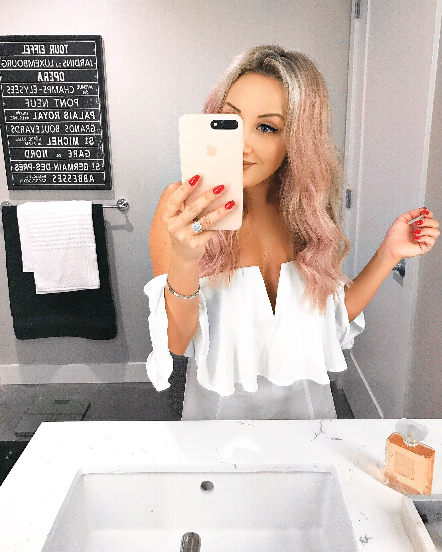 Blondie in the City | Pastel Pink Hair | @HayleyLarue Instagram