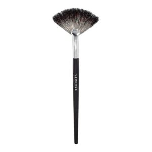 10 Makeup Must Haves | Fan Brush | Blondie in the City by Hayley Larue