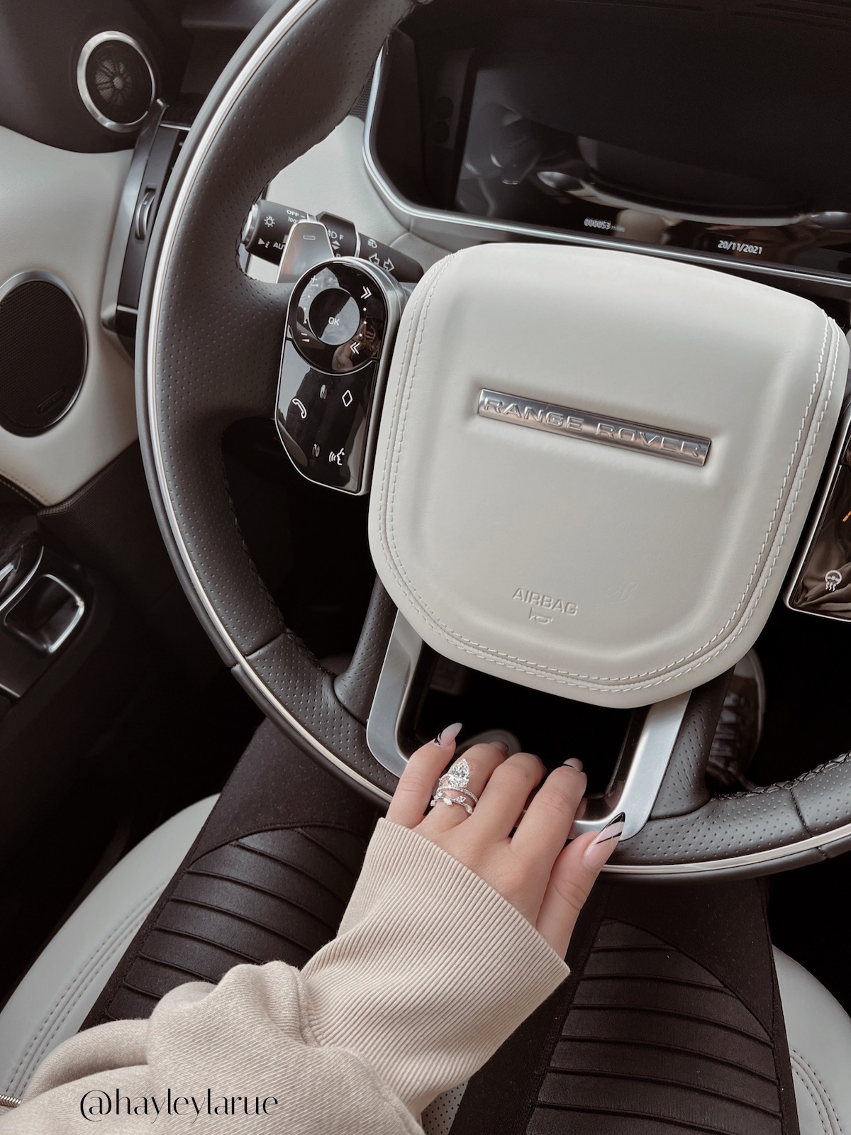 Range Rover Sport HSE - Vision board - HayleyLarue - Luxury Car - Bougie - Photo inspo | Pear Shape Engagement ring - 3 Carat