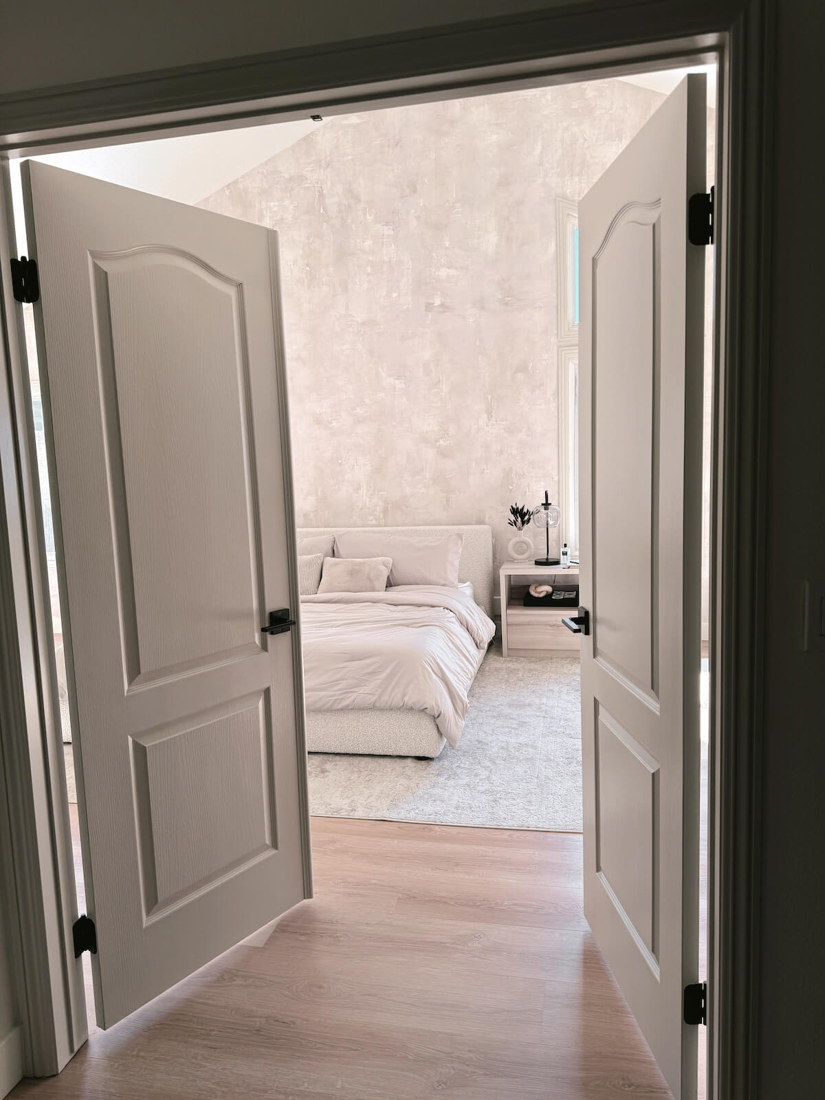 Master Bedroom | Neutral Bedroom | Wallpaper inspo | Wall Blush |HAYLEY40 for 40% off